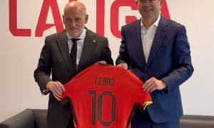 加强合作！足协主席宋凯造访西班牙 赠特巴斯国足10号球衣