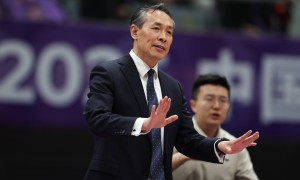 许利民：曾凡博想要来球场 但实在疼的起不来