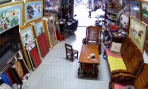 “交警持棍击倒电动车”处理结果披露：责任人被被免职辞退，党纪处分