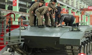 中美俄优势全占了！朝鲜“金玛塔”坦克曝光：125炮+主动防+爆反