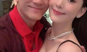 59岁郭富城陪岳母过母亲节，方媛被女儿亲吻，腰身圆润疑怀三胎