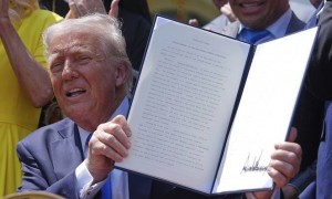 英国率先与美国达成贸易条款协议，扩大农产品进口、采购波音飞机以换取汽车关税下调