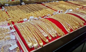 黄金，崩了！金饰价格跌破1000元大关！有人一夜亏超47万元，重要提醒